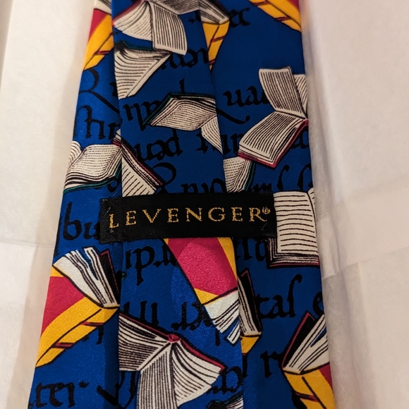Levenger book/writers tie new in box. Box has damage from storage. - Picture 3 of 4